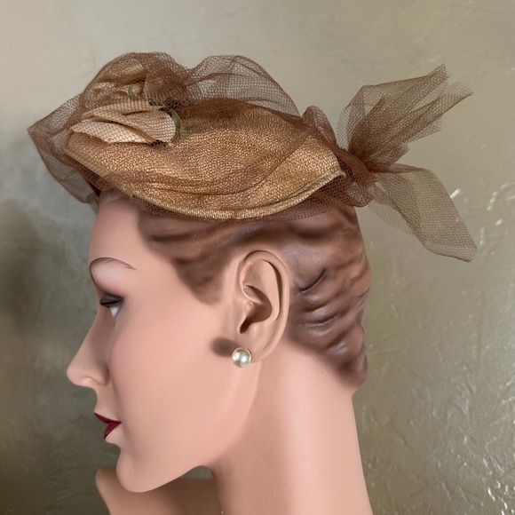 FASHIONABLE 1950s\' GOLD STRAW HAT WITH COORDINATING FABRIC ROSES AND VEIL main image 5